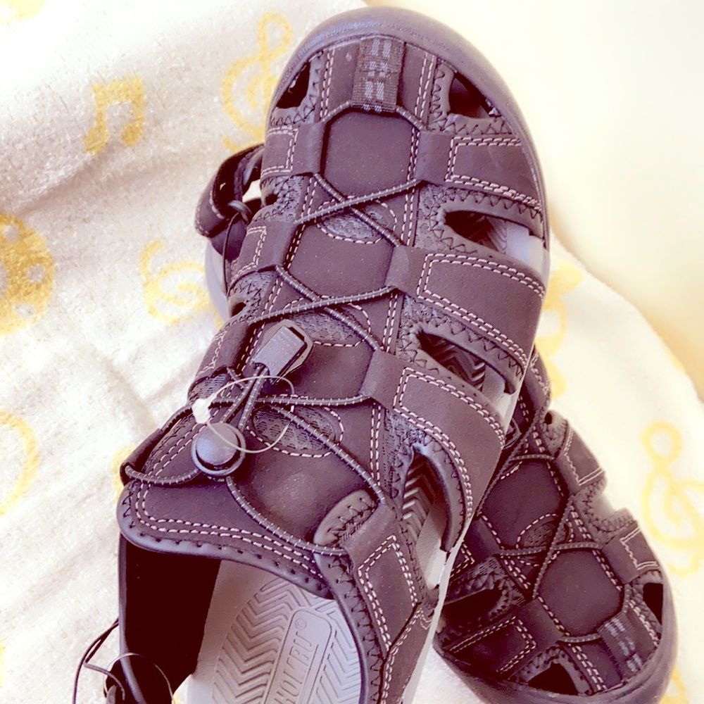 This pair of Korean fashion casual shoes